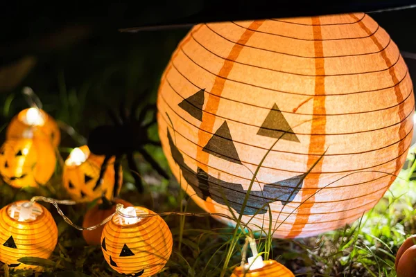 Symbool Van Halloween Venster Feestelijke Samenstelling Met Lantaarns Kaarsen Donkere — Stockfoto