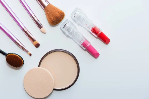 Makijaż Produktów Kosmetycznych Piękno Ułożone Jasnym Tle Fioletowy Pustej Przestrzeni — Zdjęcie stockowe