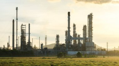 Gaz türbini elektrik santrali turuncu sk ile alacakaranlıkta