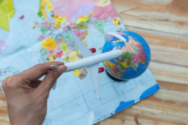 Dünya Haritası üzerinde uçan uçak