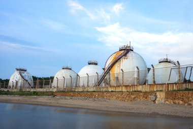 Petrokimya endüstrisi, petrol ve gaz endüstrisi - Petrokimya fabrika, sanayi bölgesi ve petrokimya tesisi sunse de doğal gaz tankı