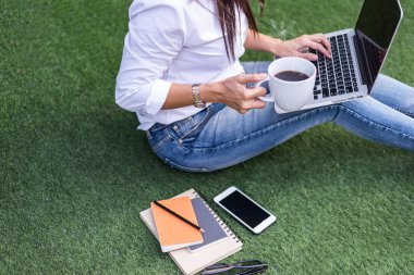 Sakin ol rahatlatıcı çalışma alanı için yazıhane iş ve laptop smartphone ile sabah kahvesi, select focu tasarımı