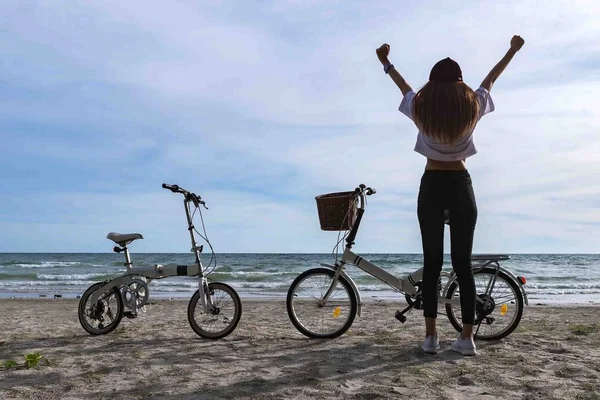 Gyönyörű Fiatal Lovaglás Kerékpár Fehér Homokos Strand Tenger Háttérben — Stock Fotó