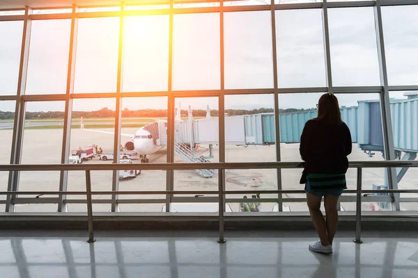 Plano Mulher Viajante Mochila Ver Avião Janela Vidro Aeroporto Saco — Fotografia de Stock