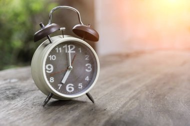Klasik görüntü çalar saat doğa sabah ışık ile