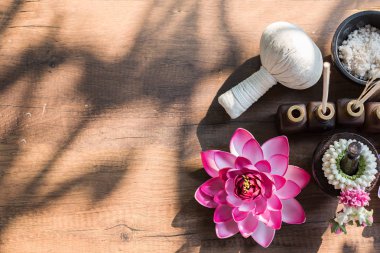 Spa masaj topları, ahşap üzerinde bitki topu treaments spa, Tayland, odak seçin