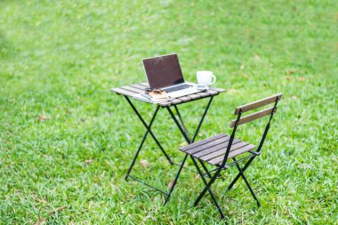 Sakin ol rahatlatıcı çalışma alanı için yazıhane iş ve laptop smartphone ile sabah kahvesi, select focu tasarımı