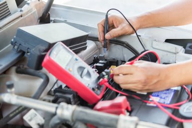 Kullanarak test voltajı eski saç kurutma makinesi, voltmetre, dijital dijital voltmetre, mühendis, yakın kadar seçici odak elektrikçi