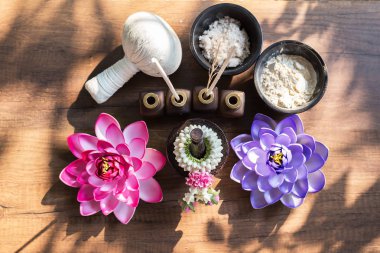 Spa masaj topları, ahşap üzerinde bitki topu treaments spa, Tayland, odak seçin