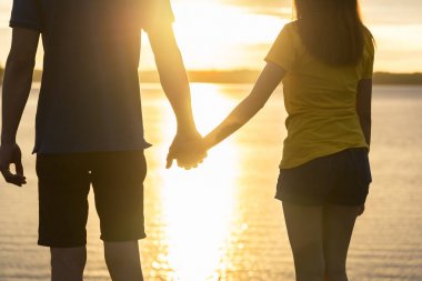 Mutlu genç çift silüeti seviyorum dışında Sunse