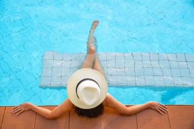 Büyük şapka Yüzme Havuzu rahatlatıcı genç kadın