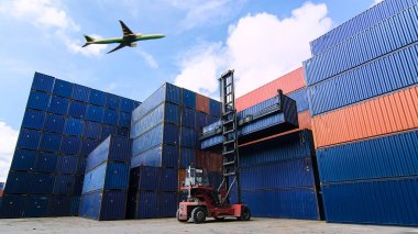 Forklift taşıyıcı kutusu yük trenine yükleniyor