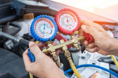 Eski bir saç kurutma makinesi dijital voltmetre mühendis yakın kadar seçici odak voltaj için dijital voltmetre elektrikçi kullanır