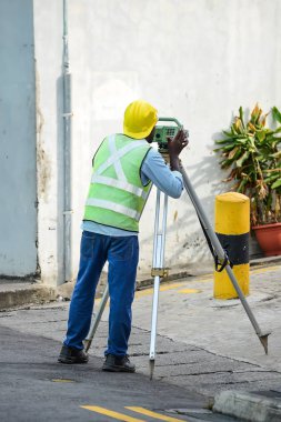 Yeni altyapı inşaat projesi için Engineerasian inşaat mühendisi kontrol inşaat alanında. Fotoğraf kavram mühendislik çalışmaları için