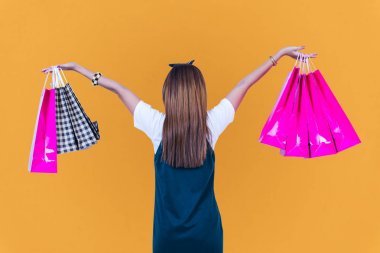 Çok güzel moda kız alışveriş çantası turuncu renkli arka plan ile