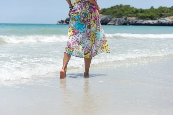 Menina Feliz Praia Com Belo Pôr Sol — Fotografia de Stock