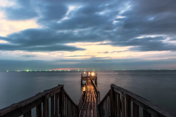 Pasarela Vacía Largo Paseo Marítimo Lago Por Noche Atardecer — Foto de Stock