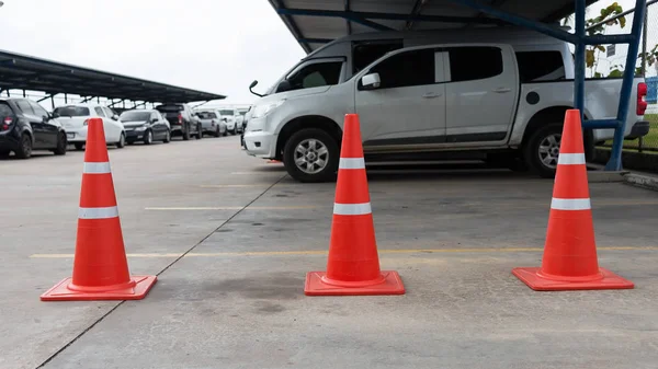 Plastik sinyal trafik koni kamyonlar için park yerinde bir yer alır, bir sokak, Rating con turuncu konileri kapatmak için kullanılan kapalı