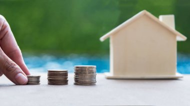 ev modeli ve sikke para finans, bankacılık, para, concep tasarrufu için satır üzerinde büyüyen bitki