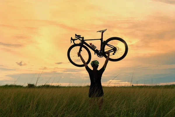 Silhueta Ciclista Com Uma Bicicleta Levantada Sol — Fotografia de Stock