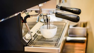 Kahve makinesi, otomatik kahve makinesi makineden beyaz seramik fincan espresso hazırlamak kadar yakın