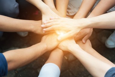Bir grup insan, Spirit ile takım çalışması yapmak için el ele verdi. Takım çalışması kavramları.