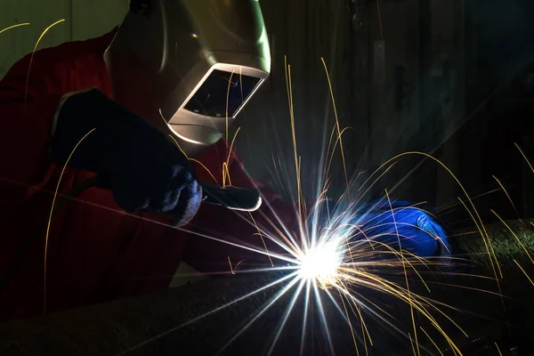 Arbeiter Der Fabrik Schweißen Industriearbeiter Der Fabrik Schweißen Nahaufnahme — Stockfoto