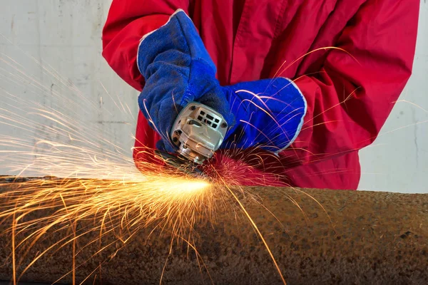 Segare Metallo Vicino Lavoro Manuale Fabbrica Con Smerigliatrice — Foto Stock