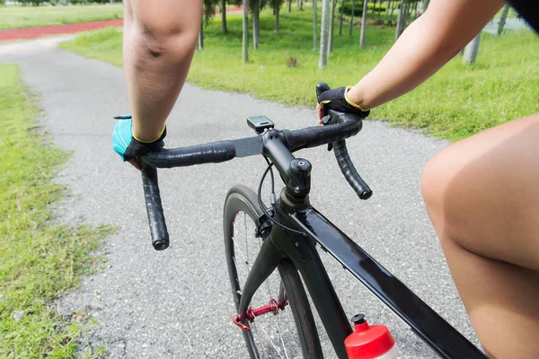 骑自行车 近距离观看骑自行车的道路 生活方式 Fitnes — 图库照片
