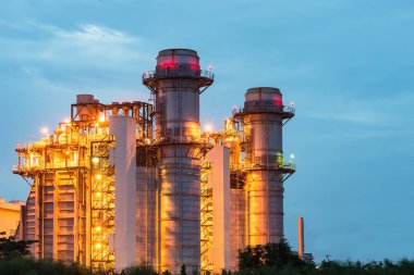 Mavi gökyüzü, alacakaranlıkta modern termik santral ile alacakaranlıkta elektrik santrali 