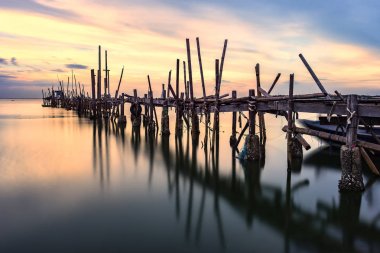 ıssız eski iskele ve tekne 