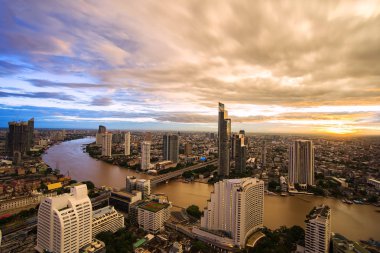 Bangkok, Tayland için günbatımı gökyüzü ile bangkok iş bölgesinde Bina Bangkok modern ofis üzerinde havadan görünümü