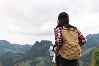 Kadın bakmak dürbün dağ orman, uzun yürüyüşe çıkan kimse haritaya bakıyordum kadın uzun yürüyüşe çıkan kimse görünümünü arka, mavi gökyüzü, Tayland, Thailand, select ve yumuşak odak arka plan