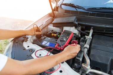 Kullanarak test voltajı eski saç kurutma makinesi, voltmetre, dijital dijital voltmetre, mühendis, yakın kadar seçici odak elektrikçi.