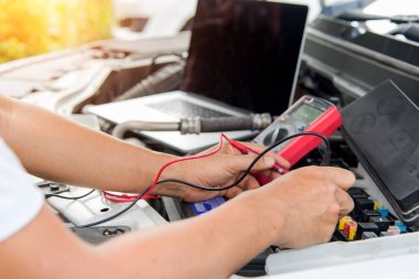 Kullanarak test voltajı eski saç kurutma makinesi, voltmetre, dijital dijital voltmetre, mühendis, yakın kadar seçici odak elektrikçi.