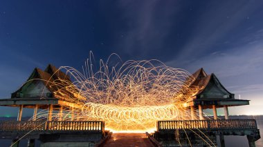 Çelik yün havai fişek, çizgi daire yangın swing dansı, gelen ışığın geceleri gösterilen Art yakıcı tim