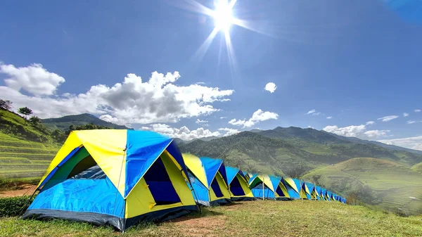 Kamp ve çadır çayır ve dağ arasında