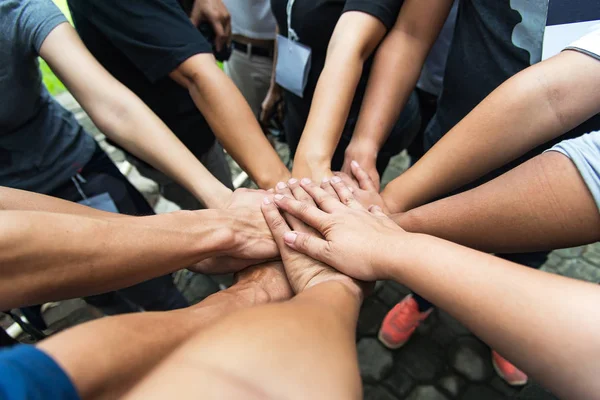 Grupo Personas United Hands Para Construir Trabajo Equipo Junto Con —  Fotos de Stock