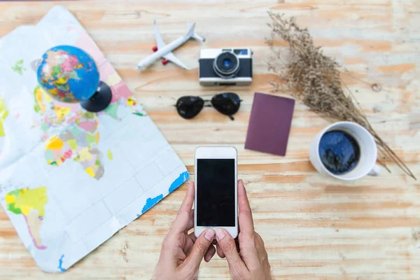 Conceito Planejamento Viagens Mapa Colocação Plana Acessórios Fundo Mesa Madeira — Fotografia de Stock