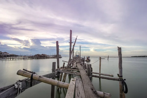 Vecchio Ponte Legno Piccola Barca Pesca Villaggio Pescatori Con Tramonto — Foto Stock