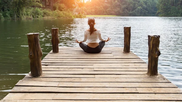 Ung Frisk Kvinna Utövar Yoga Bryggan Naturen Fitness Avkoppling Livsstil — Stockfoto