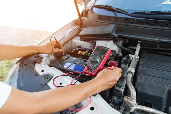 Kullanarak test voltajı eski saç kurutma makinesi, voltmetre, dijital dijital voltmetre, mühendis, yakın kadar seçici odak elektrikçi.