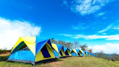 Kamp ve çadır çayır ve dağ arasında