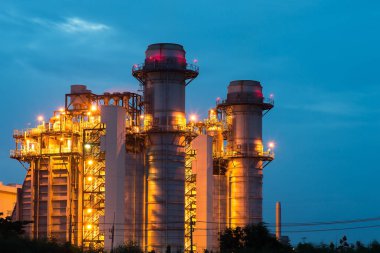 Gün batımında petrol rafinerisi endüstrisi - fabrika - petrokimya fabrikası