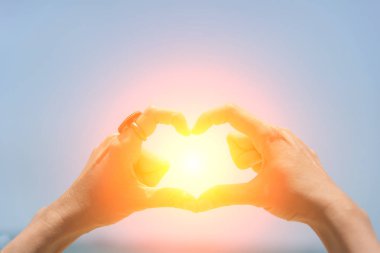 İki kalp şekli Gölü kıyısında kendi elleriyle yapıyor. İnsanlar siluetleri vintage fotoğraf.