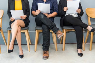 İş adamları iş görüşmesi için bekliyor.