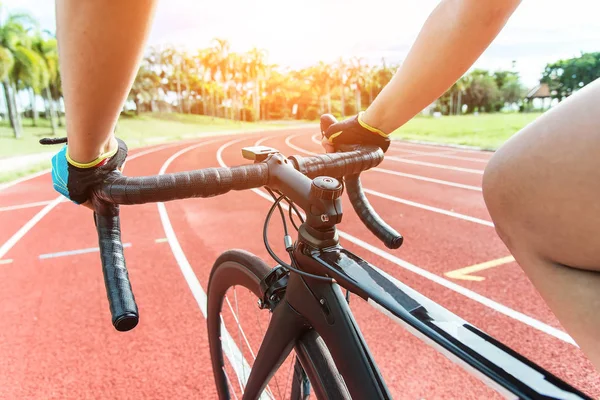 Los Hombres Asiáticos Están Bicicleta Carretera Puesta Del Sol — Foto de Stock