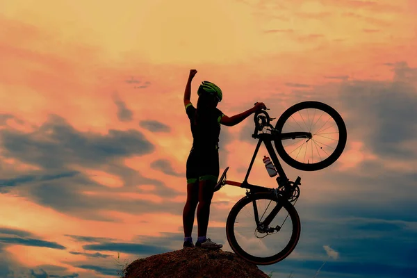 Siluetas Motociclista Chica Atardecer — Foto de Stock