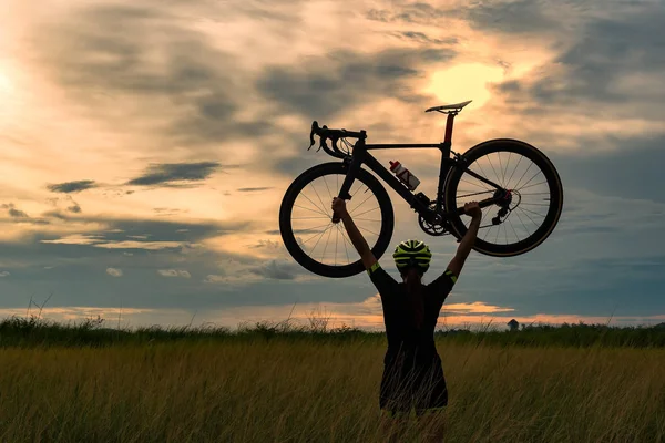 Silueta Ciclista Con Una Bicicleta Elevada Sol — Foto de Stock