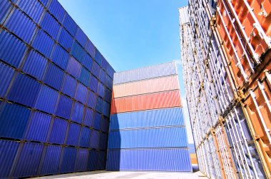 Forklift kamyon kargo konteyner nakliye bahçede kaldırma veya bahçesinde gündoğumu gökyüzü ile kargo Konteyner Taşımacılık ithalat, ihracat ve lojistik sanayi kavramı için arka plan yığınında karşı dock